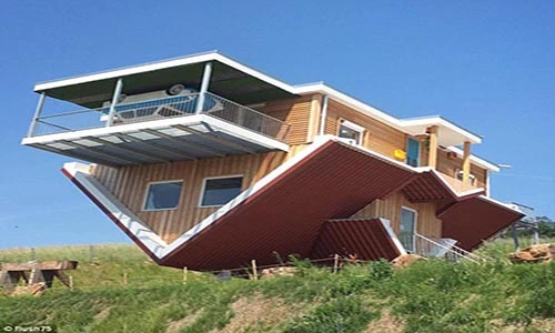 Cận cảnh quán cà phê lộn ngược ở Đức