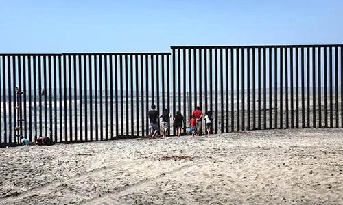 Sừng sững “bức tường thép” ngăn cách Mỹ-Mexico