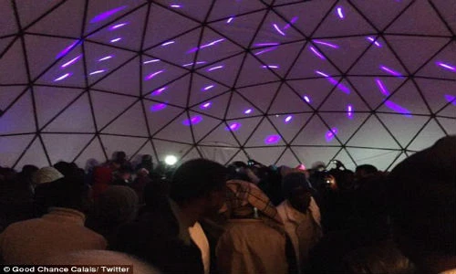 Tận mục “câu lạc bộ đêm” trong trại tị nạn ở Pháp