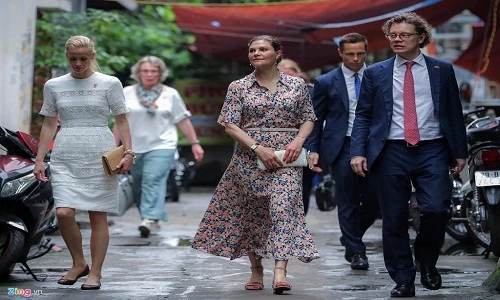 Công chúa Thụy Điển ghé quán vỉa hè Hà Nội ăn bún bò Nam Bộ