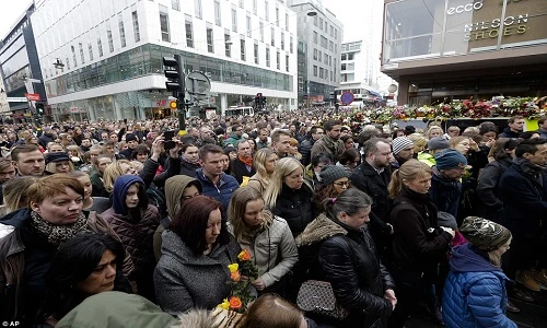Ảnh: Biển người tưởng niệm nạn nhân vụ khủng bố ở Thụy Điển