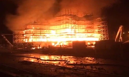 Khoảnh khắc chung cư biến thành “quả cầu lửa” ở Anh