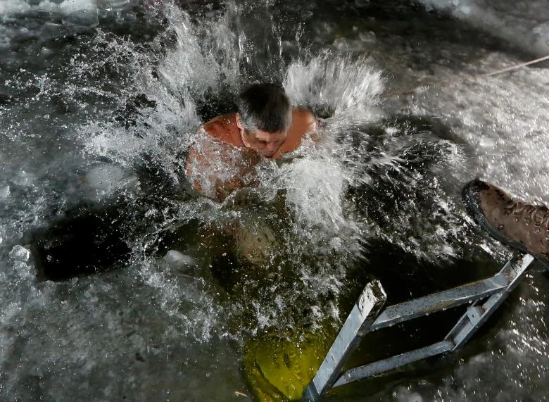 Người Chính thống giáo ngâm mình trong “nước đá” mừng Lễ Hiển Linh