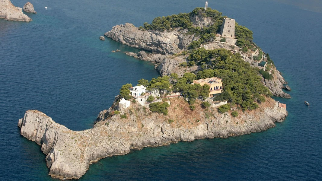 Kỳ lạ hòn đảo mang tên gà trống lại có hình cá heo