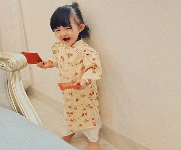 Con gái Đông Nhi “hầu bao rủng rỉnh” ngày Tết