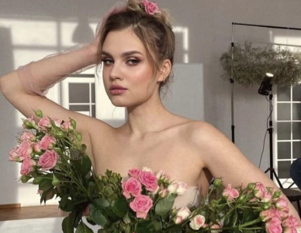 Mê đắm thiếu nữ phương Tây đẹp như tiên khi che thân bằng hoa