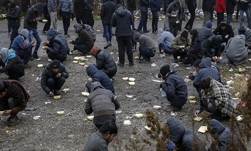 Cuộc sống người tị nạn trong nhà kho bỏ hoang ở Serbia