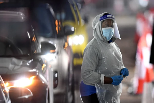 Biến chủng Omicron “lây chóng mặt” ở Anh: Loạt con số báo động