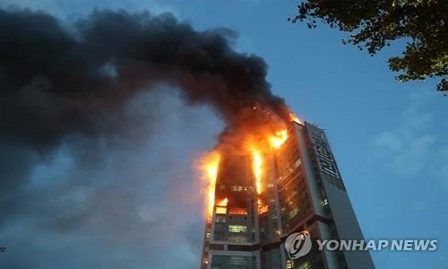 Hãi hùng cảnh tòa chung cư 33 tầng cháy ngùn ngụt giữa đêm