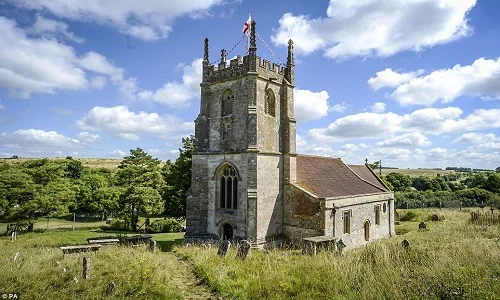 Đột nhập làng “ma mị” bị bỏ hoang 70 năm ở Anh