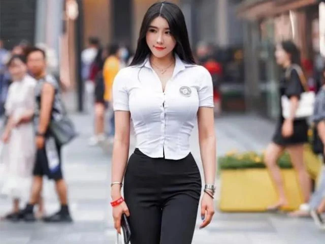 "Nữ nhân viên công sở" mặc gợi cảm khoe body hút vạn ánh nhìn