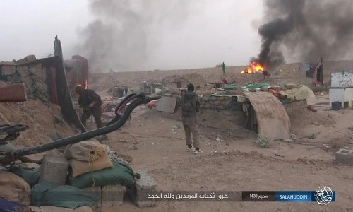 Ảnh: IS tấn công ác liệt, đốt trại của quân đội Iraq