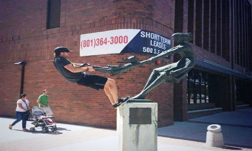 Những bức ảnh “bá đạo” khi người tạo dáng với...tượng