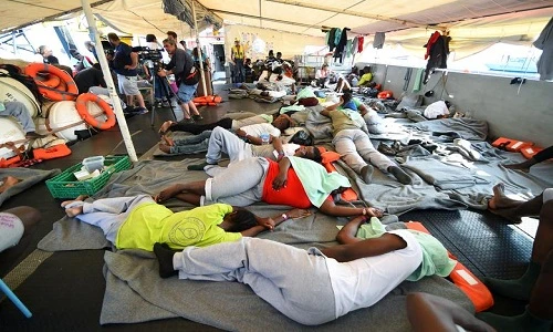 Tận mục cuộc sống di dân "mắc kẹt" ngoài khơi Italy