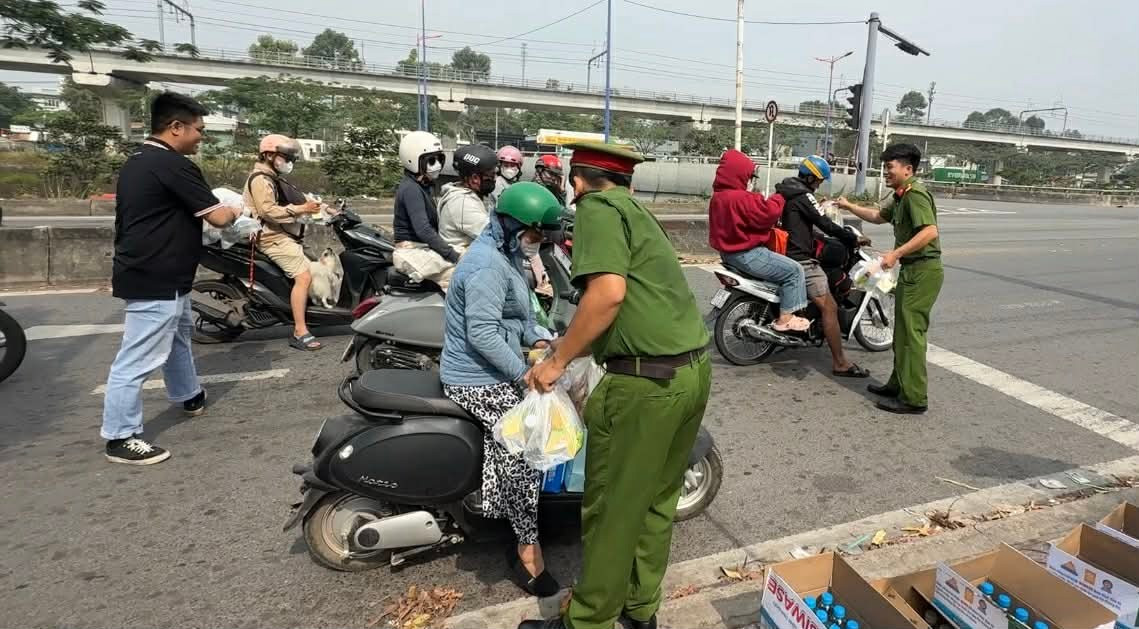 “Món quà tuy nhỏ nhưng ấm áp, nghĩa tình khiến chúng tôi cảm nhận được niềm vui trong không khí xuân về, Tết đến”, chị Loan, người lao động quê ở Quảng Ngãi bày tỏ.