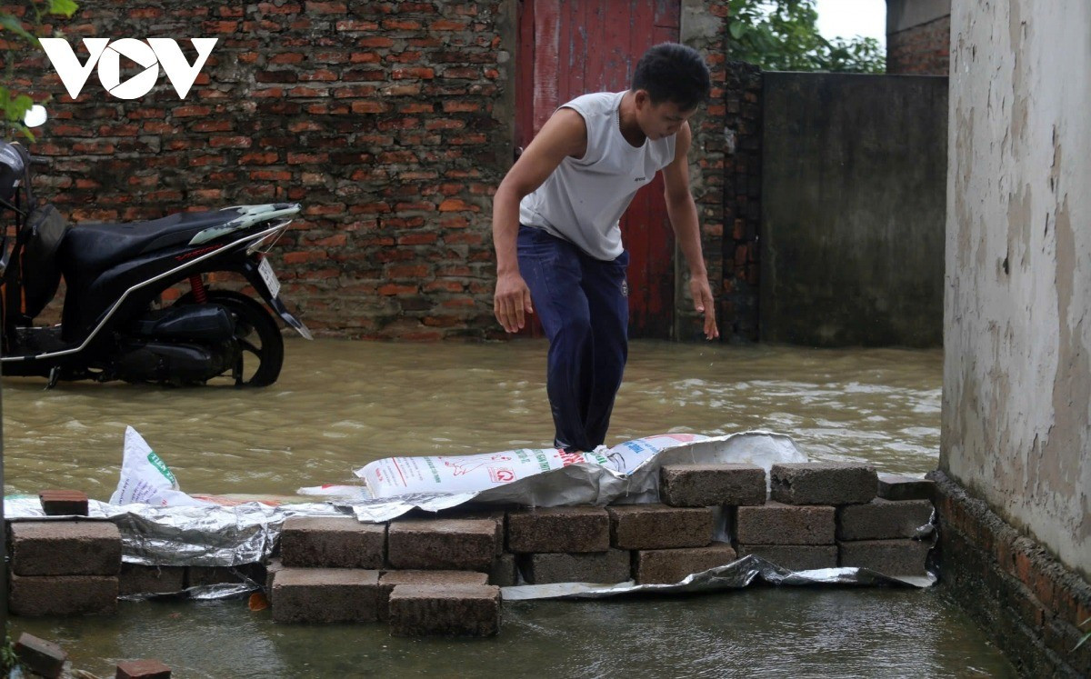 Mặc dù người dân đắp nhiều lớp bao cát, nước lũ vẫn tràn qua đê Bùi 2 ở xã Xuân Mai (xã Nam Phương Tiến, huyện Chương Mỹ cũ). Nước tràn vào đồng ruộng, khu dân cư của các thôn Nam Hài, Nhân Lý, Hạnh Bồ, Tiến Tiên.