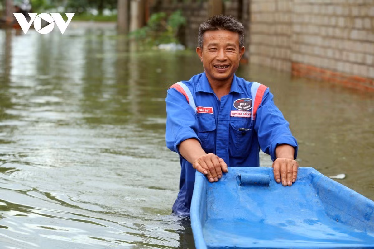 Tại thôn Tiến Tiên (xã Tân Tiến cũ), nước đã tràn qua đường đê, chảy xiết, người dân di chuyển từng bao tải cát để chặn trước ngõ với hy vọng nước sẽ không vào nhà.