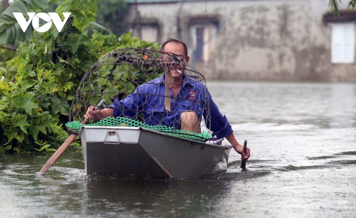 Tại xóm Đồng Gạch, thôn Nhân Lý, nhiều đoạn đã ngập sâu hơn 80 cm, cách di chuyển duy nhất là chèo xuồng.