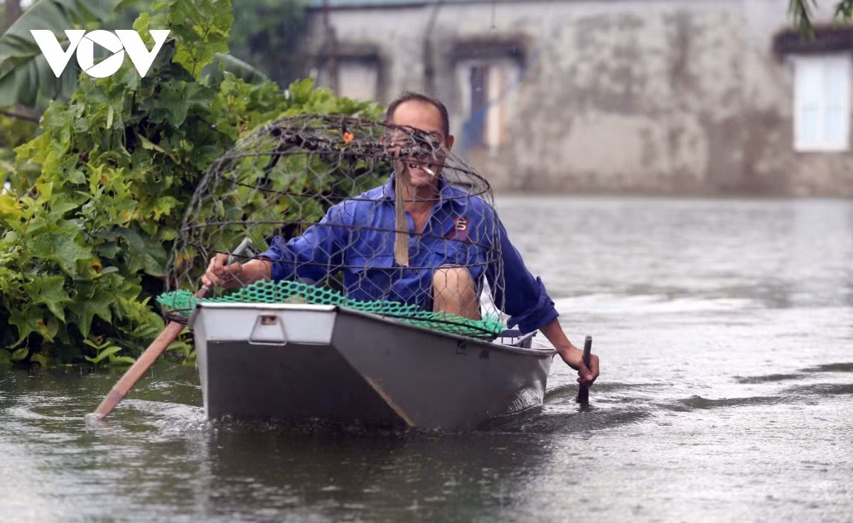 Tại xóm Đồng Gạch, thôn Nhân Lý, nhiều đoạn đã ngập sâu hơn 80 cm, cách di chuyển duy nhất là chèo xuồng.
