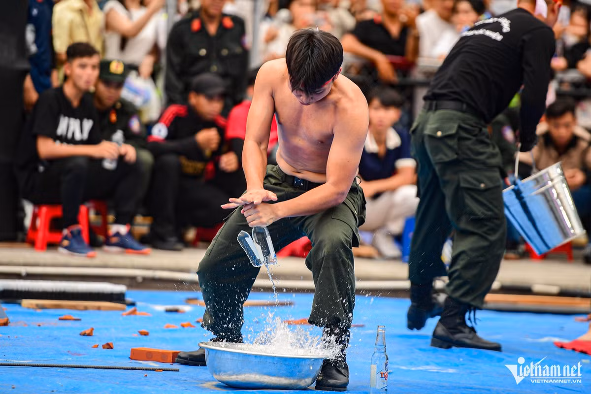 Luyện khí công là bài tập không thể thiếu của các chiến sĩ, góp phần rèn luyện ý chí, tinh thần, thể lực, sự dũng cảm. Trong ảnh, các chiến sĩ trình diễn tay không đập vỡ chai thuỷ tinh; mang 2 bình nước 40kg đi chân trần trên thủy tinh mà vẫn an toàn; vận nội công chống chọi với cú đánh bằng gậy gỗ của 4 người...