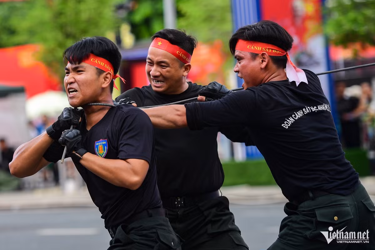Để thực hiện thành công bài tập quấn thanh sắt quanh cổ, các chiến sĩ phải rèn luyện thường xuyên, dần nâng cao cường độ để có nền tảng thể lực tốt, sức khỏe dẻo dai, đồng thời kết hợp hiệu quả giữa khí và lực.