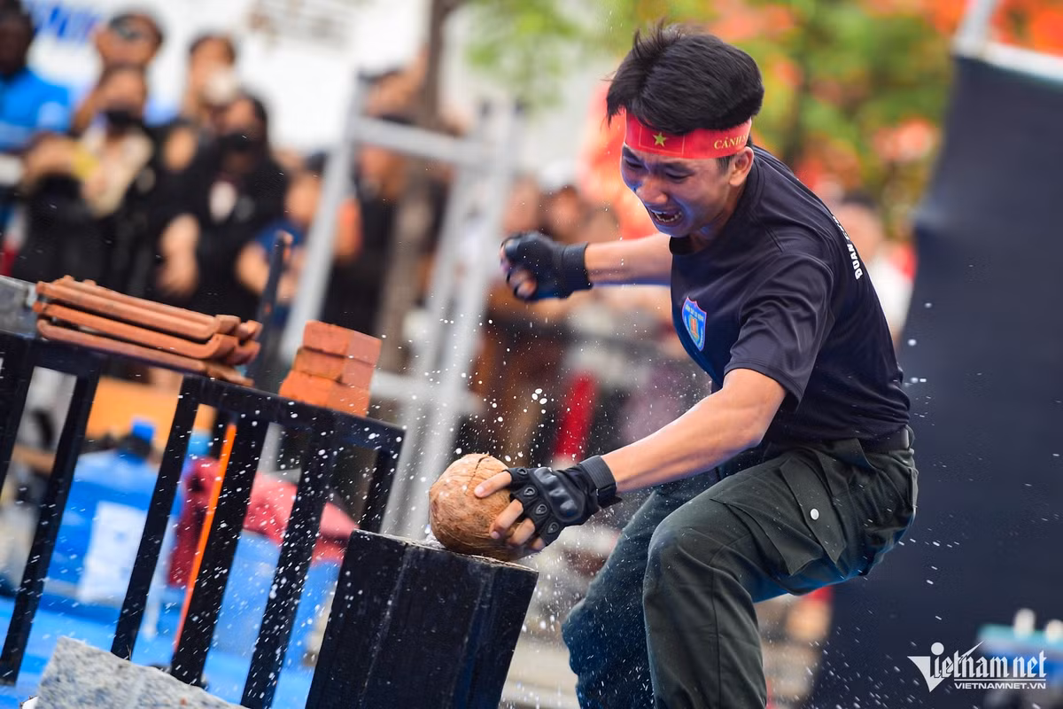 Nam chiến sĩ tay không đập vỡ trái dừa trong chớp mắt.