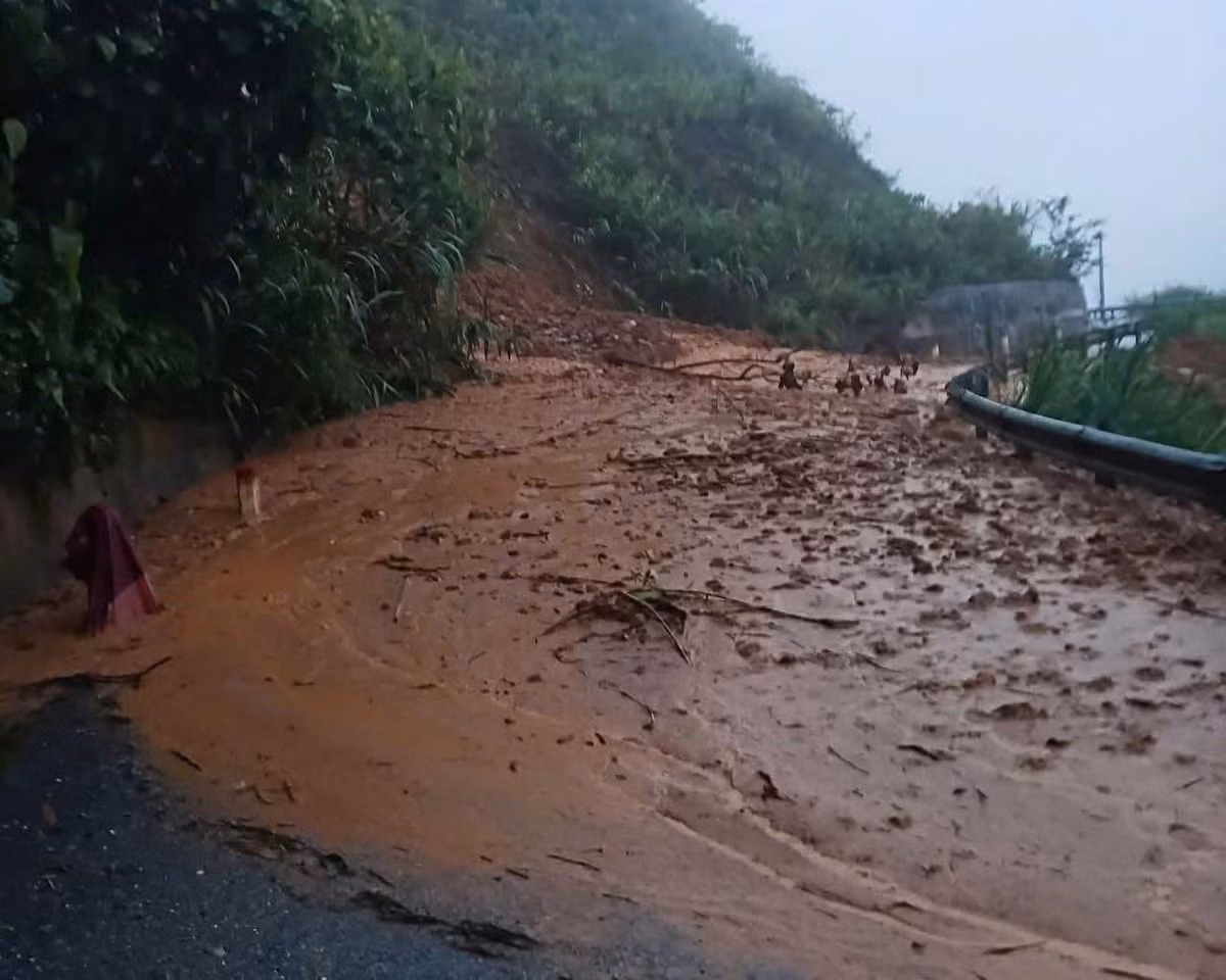 Sạt lở tai tuyến QL 16 tại bản Huồi Đun, xã Huồi Tụ.