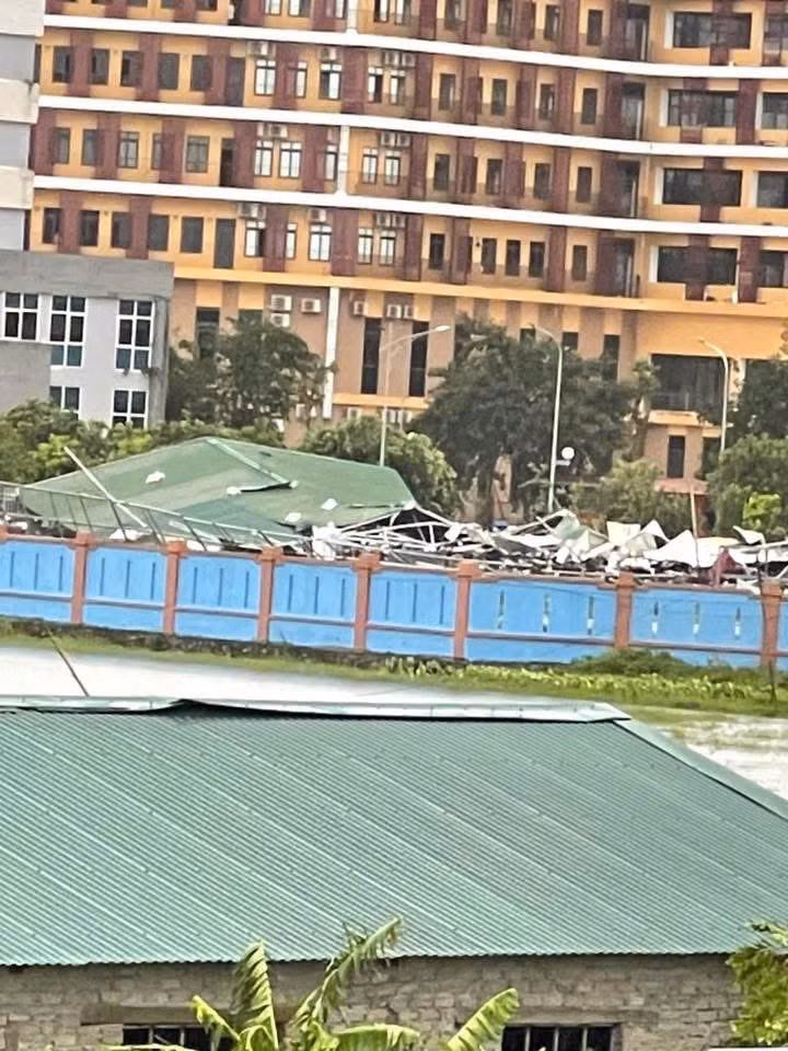 Nhà xe bệnh viện u bướu Nghệ An tan hoang sau bão số 5