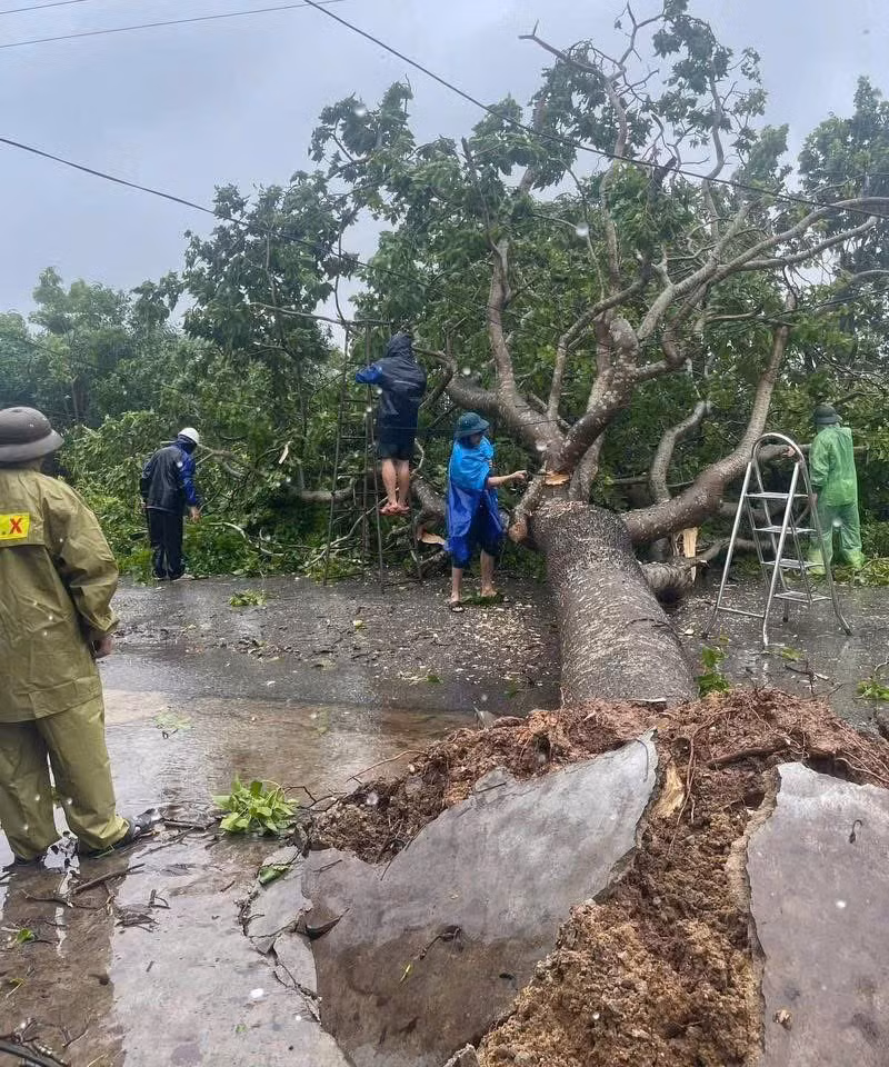 Hiện, cơ quan chức năng các địa phương đang dồn toàn lực khắc phục hậu quả, ưu tiên số 1 là an toàn về tính mạng, tài sản người dân, bảo đảm giao thông, thông tin liên lạc thông suốt.