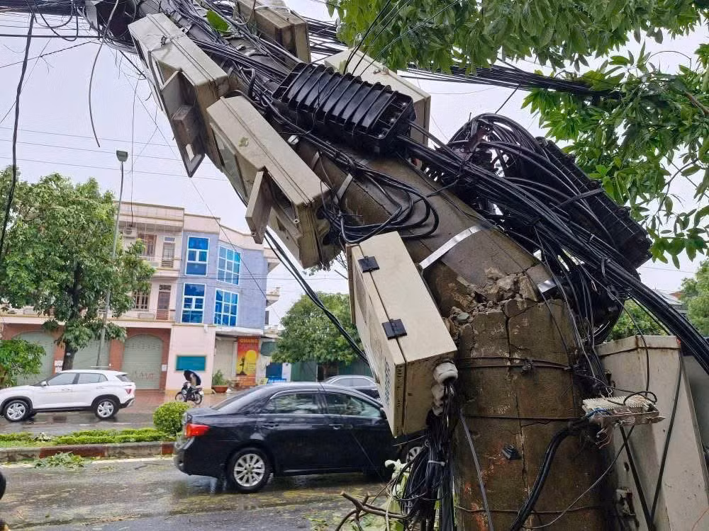 Cột điện gãy đổ