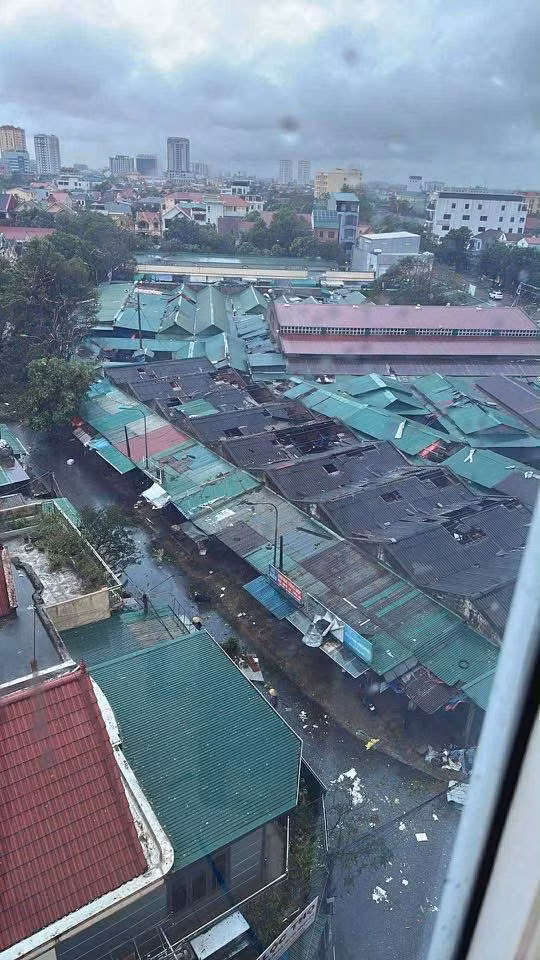 Chợ Hưng Dũng ( phường Hưng Dũng, Nghệ An) mái bị tốc và sập nhiều kiôt