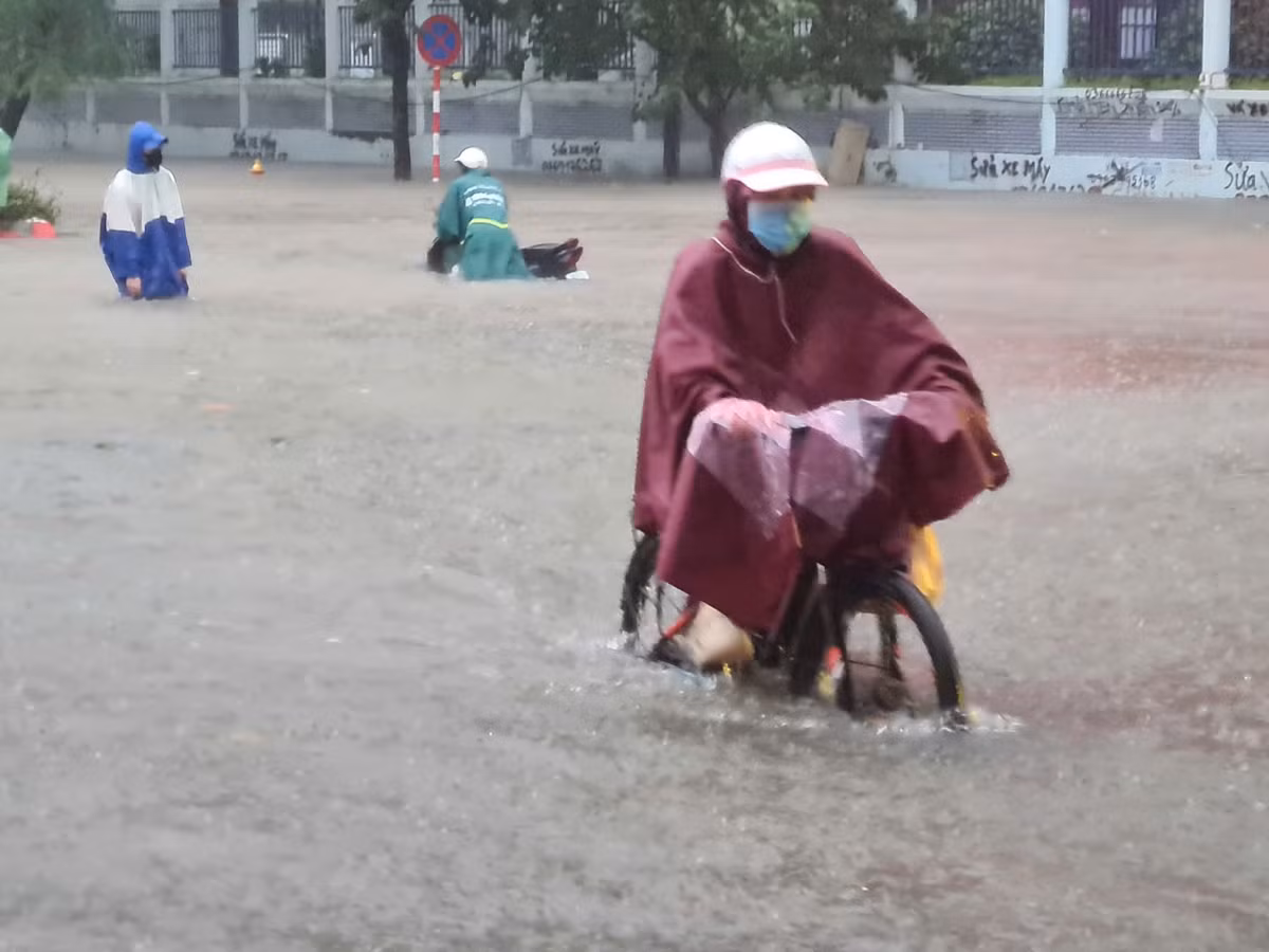 Khu vực đường Tôn Thất Thuyết ngập sâu. Chỉ còn xe đạp là vẫn đi được trên đường ngập nước.