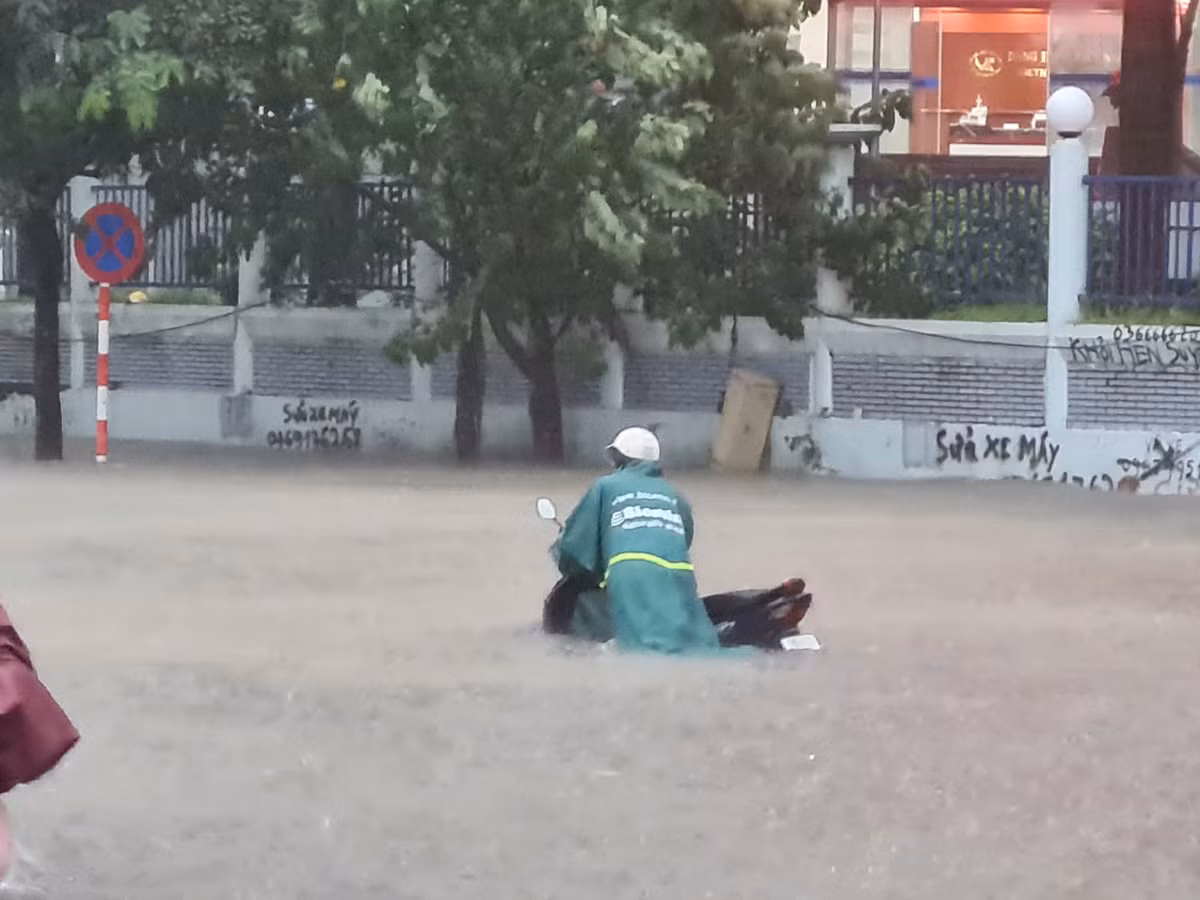 Xe chết máy phải dắt bộ do nước đã ngập quá bánh xe.