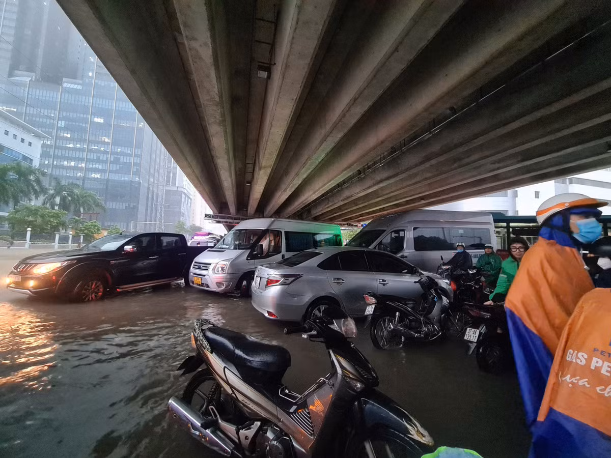 Trước cửa bến xe Mỹ Đình, hướng Nguyễn Hoàng đi Tôn Thất Thuyết các phương tiện đều phải dừng lại vì đoạn qua đường Phạm Hùng ngập sâu đến gần 1m.