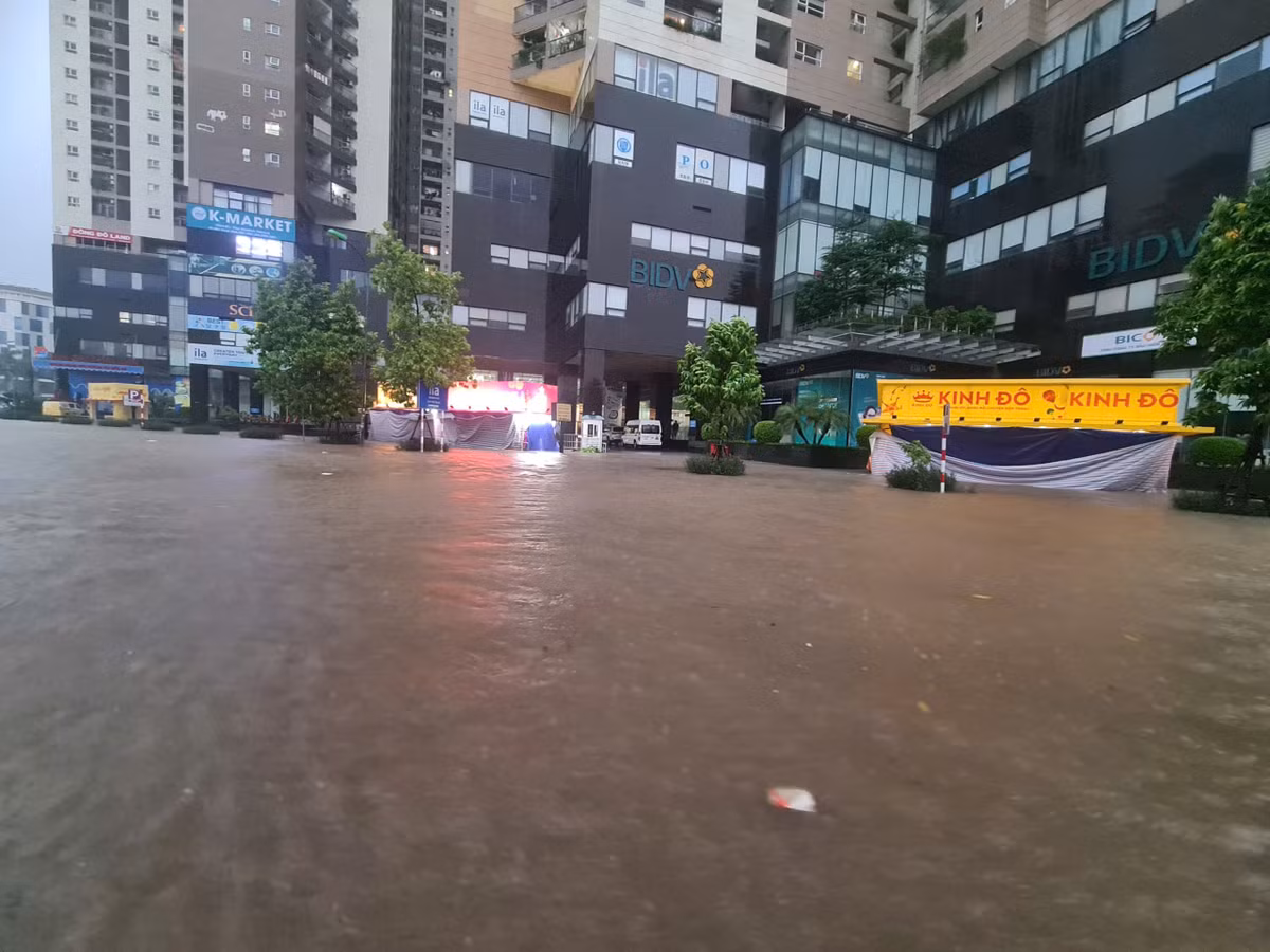 Theo Trung tâm Dự báo khí tượng thủy văn, lượng mưa 6 giờ qua phổ biến từ 50-100mm, có nơi cao hơn như trạm Sóc Sơn 157,2mm, trạm Mễ Trì 100,2mm…