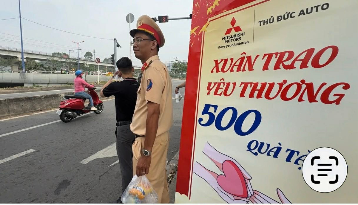 Một số hình ảnh món quà nghĩa tình của lực lượng Công an TP HCM trao tặng để tiễn người dân về quê đón Tết.