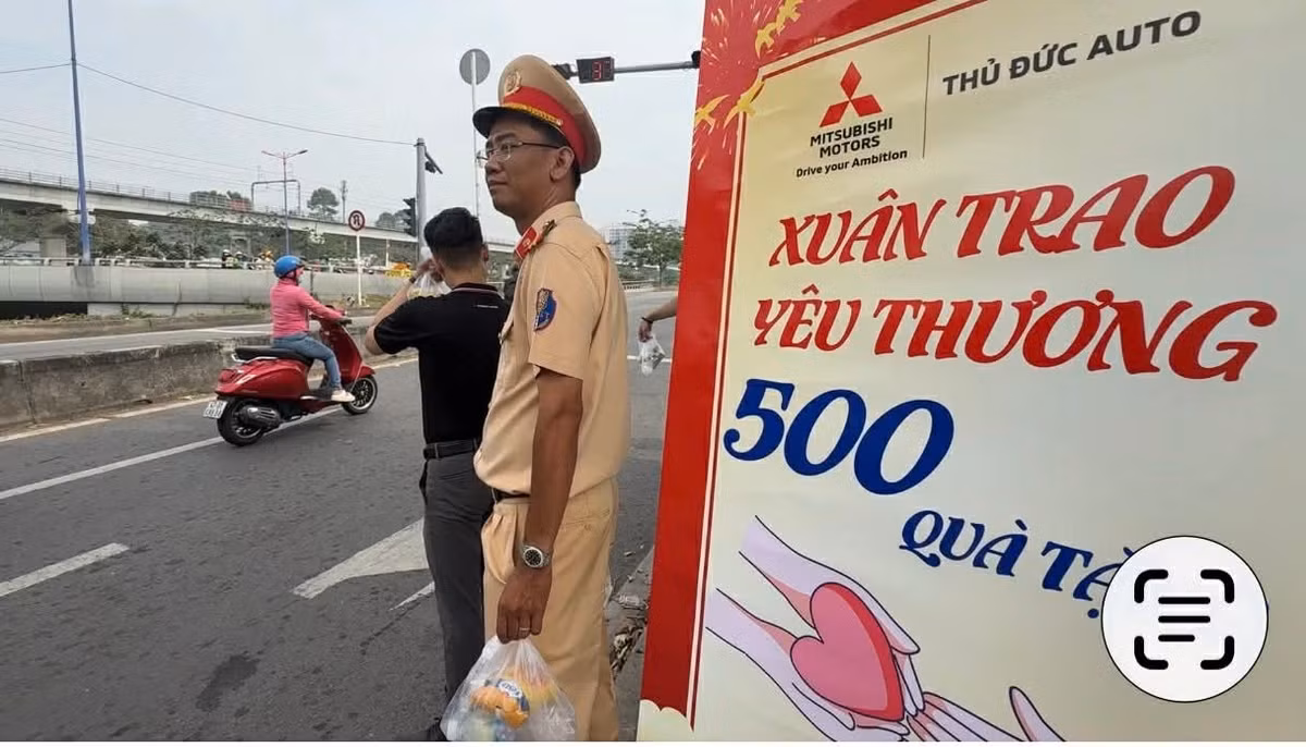 Một số hình ảnh món quà nghĩa tình của lực lượng Công an TP HCM trao tặng để tiễn người dân về quê đón Tết.