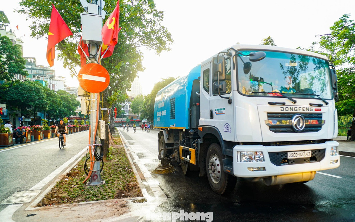 Xe quét rác hoạt động thường xuyên quanh quảng trường để giữ không gian sạch sẽ.