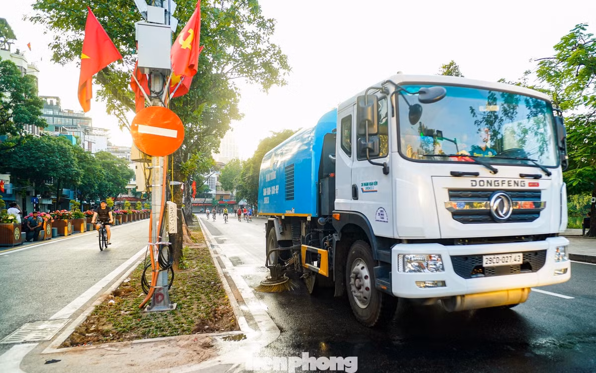 Xe quét rác hoạt động thường xuyên quanh quảng trường để giữ không gian sạch sẽ.