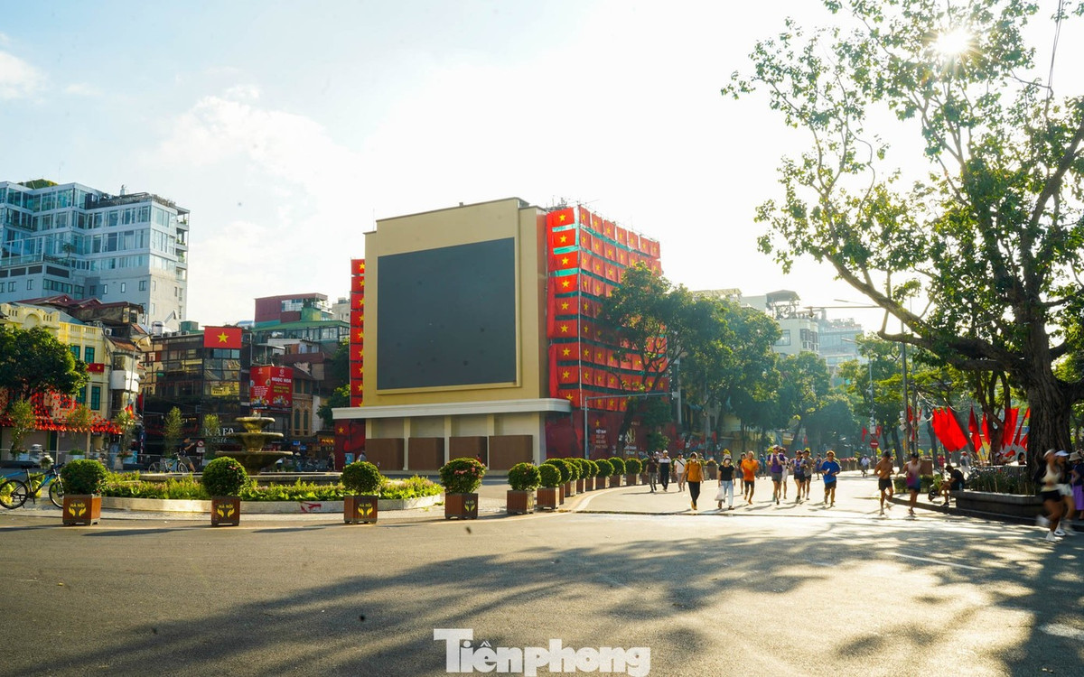 Theo kế hoạch dài hạn, ở phân kỳ 2, phường Hoàn Kiếm sẽ tiếp tục thực hiện các nội dung về tổ chức không gian kiến trúc cảnh quan (bố trí tháp ánh sáng, phần ngầm…) theo chỉ đạo của UBND TP Hà Nội; nghiên cứu tái thiết mặt đứng tuyến phố liên quan; nghiên cứu lát đá tổng thể khu vực quảng trường; bổ sung các tiện ích đô thị...