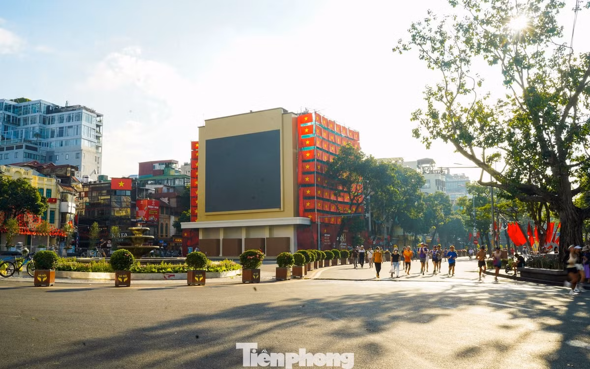 Theo kế hoạch dài hạn, ở phân kỳ 2, phường Hoàn Kiếm sẽ tiếp tục thực hiện các nội dung về tổ chức không gian kiến trúc cảnh quan (bố trí tháp ánh sáng, phần ngầm…) theo chỉ đạo của UBND TP Hà Nội; nghiên cứu tái thiết mặt đứng tuyến phố liên quan; nghiên cứu lát đá tổng thể khu vực quảng trường; bổ sung các tiện ích đô thị...