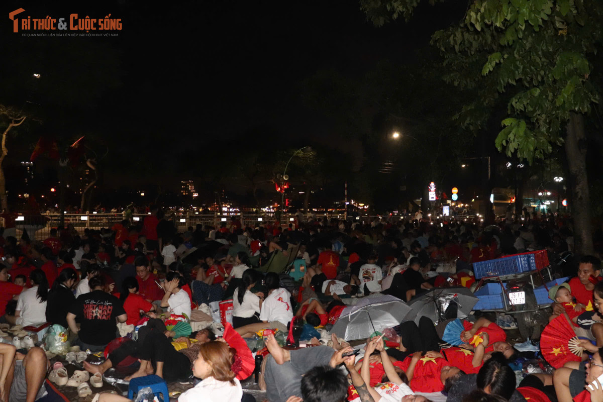 Ai nấy háo hức chờ thời khắc dàn xe khí tài tiến qua trong lễ duyệt binh ngày 2/9.