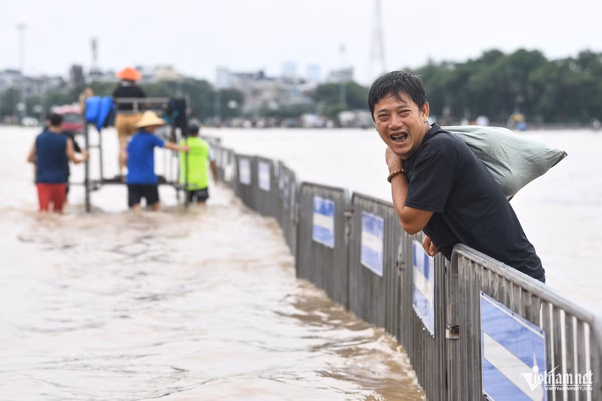 Chuyên gia Trung tâm Dự báo khí tượng thủy văn quốc gia lý giải sở dĩ trận ngập ở Hà Nội ngày 7/10 là do ảnh hưởng của hoàn lưu vùng áp thấp suy yếu từ bão số 11. Trong đó, tâm của nó nằm ở khu vực phía Tây của Bắc Bộ; kết hợp với đới gió Đông Nam của lưỡi áp cao cận nhiệt đới lấn mạnh từ phía Đông vào, tạo ra một vùng hội tụ gió kinh hướng ở khu vực phía Đông Bắc Bộ, chạy dọc theo các tỉnh Tuyên Quang, Cao Bằng, Thái Nguyên, Phú Thọ, Hà Nội, Lạng Sơn, Bắc Ninh.