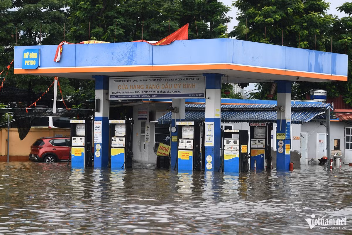 Cây xăng đóng cửa nghỉ cả ngày khi nước dâng ngập hàng chục cm.