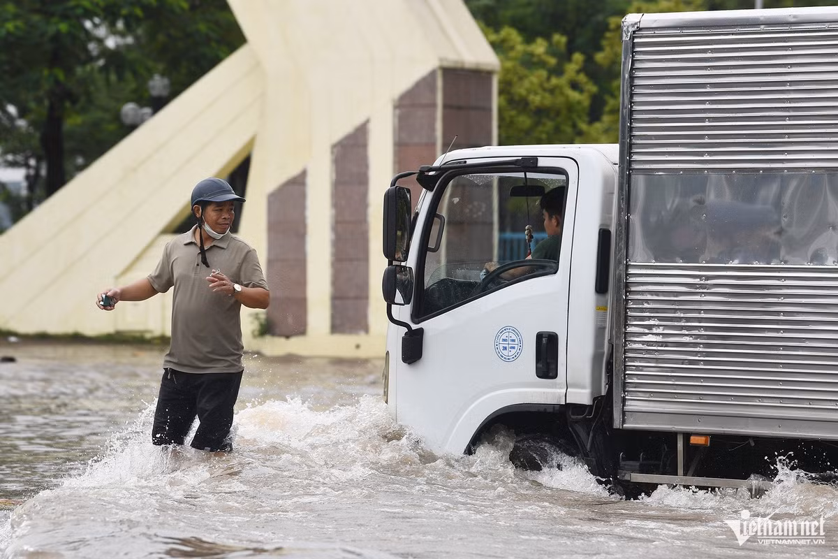 Nhiều xe tải qua được đoạn ngập an toàn nhưng cũng có xe chết máy giữa dòng nước ngay tại Quảng trường Mỹ Đình.