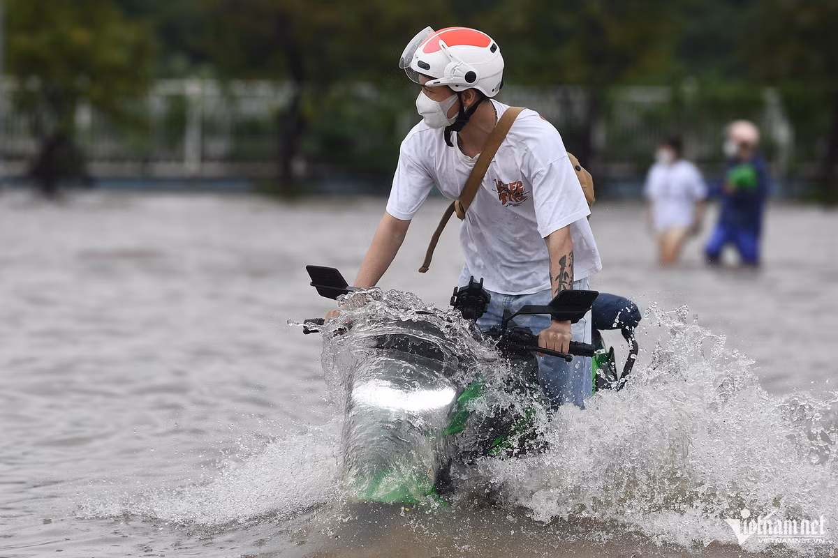 Nước ngập đến gần yên, thanh niên này vẫn "hùng dũng" vượt qua, may mắn chiếc xe phân khối lớn không bị chết máy sau đó.