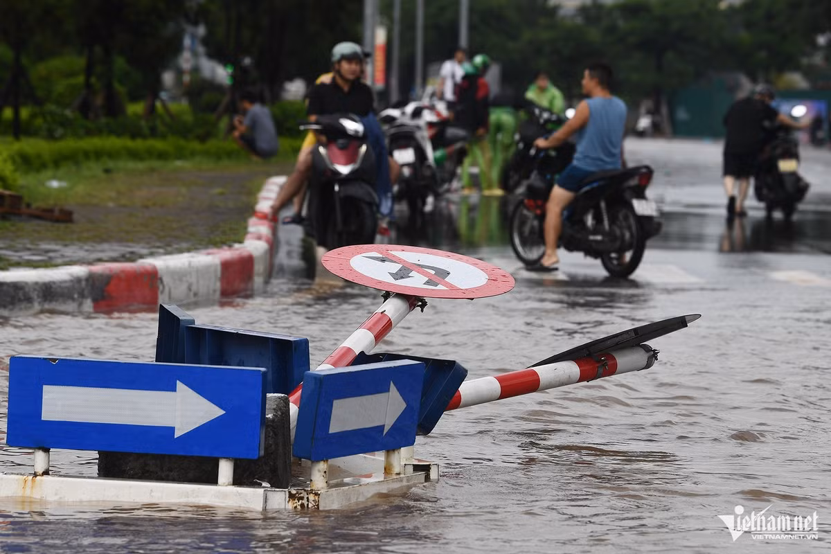 Biển báo giao thông cũng chịu chung số phận với nhiều hạng mục xây dựng khác vì bị sóng đánh.