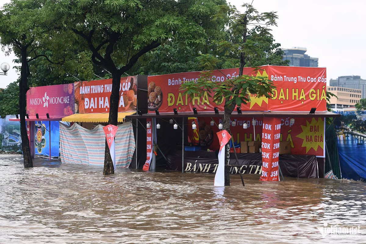 Các gian hàng bánh Trung thu lâm vào cảnh xác xơ, tiêu điều.