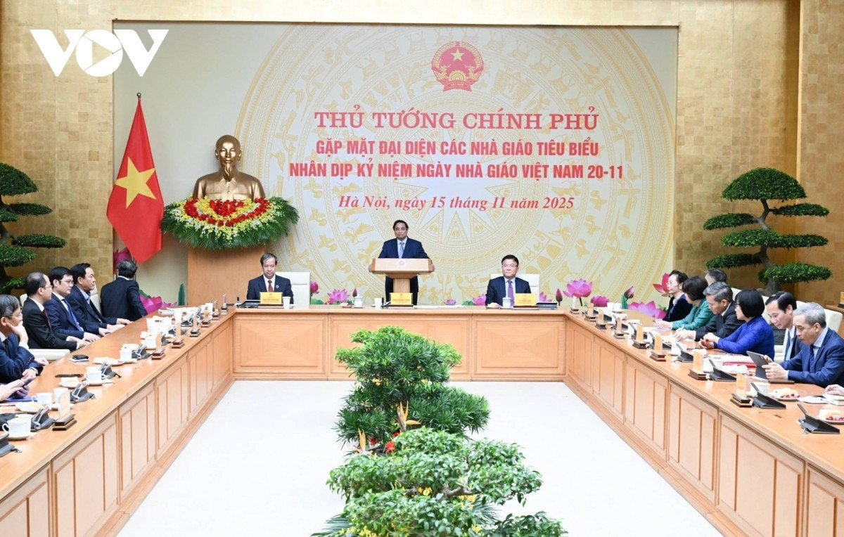 Thủ tướng Chính phủ Phạm Minh Chính gặp mặt 60 thầy cô giáo đại diện các nhà giáo tiêu biểu nhân kỷ niệm ngày Nhà giáo Việt Nam 20/11.