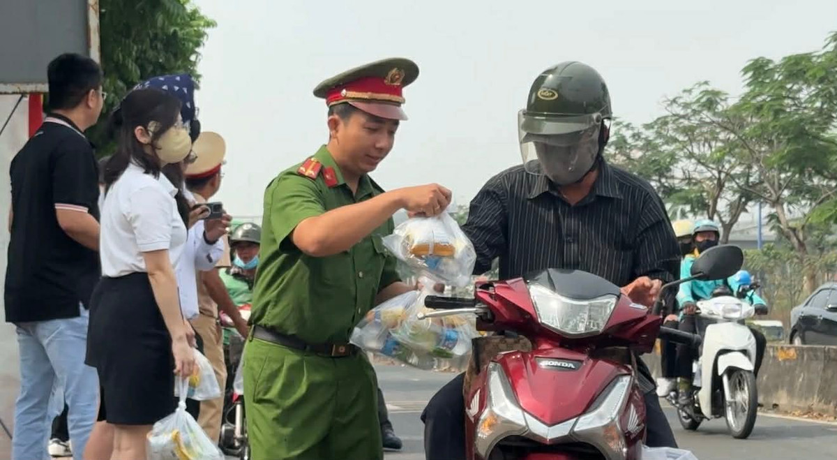 Từ sáng 26 Tết (13/2), hàng vạn người lao động nhập cư lần lượt đổ ra cửa ngõ phía Đông TP HCM để về các tỉnh Miền Trung, Tây Nguyên, phía Bắc nghỉ Tết Nguyên đán Bính Ngọ.